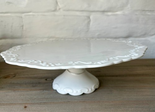 White ceramic cake stand/cake